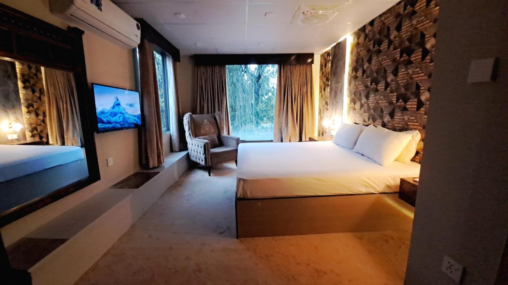 The Life Style Lodges Opp Centaurus Mall Исламабад Екстериор снимка