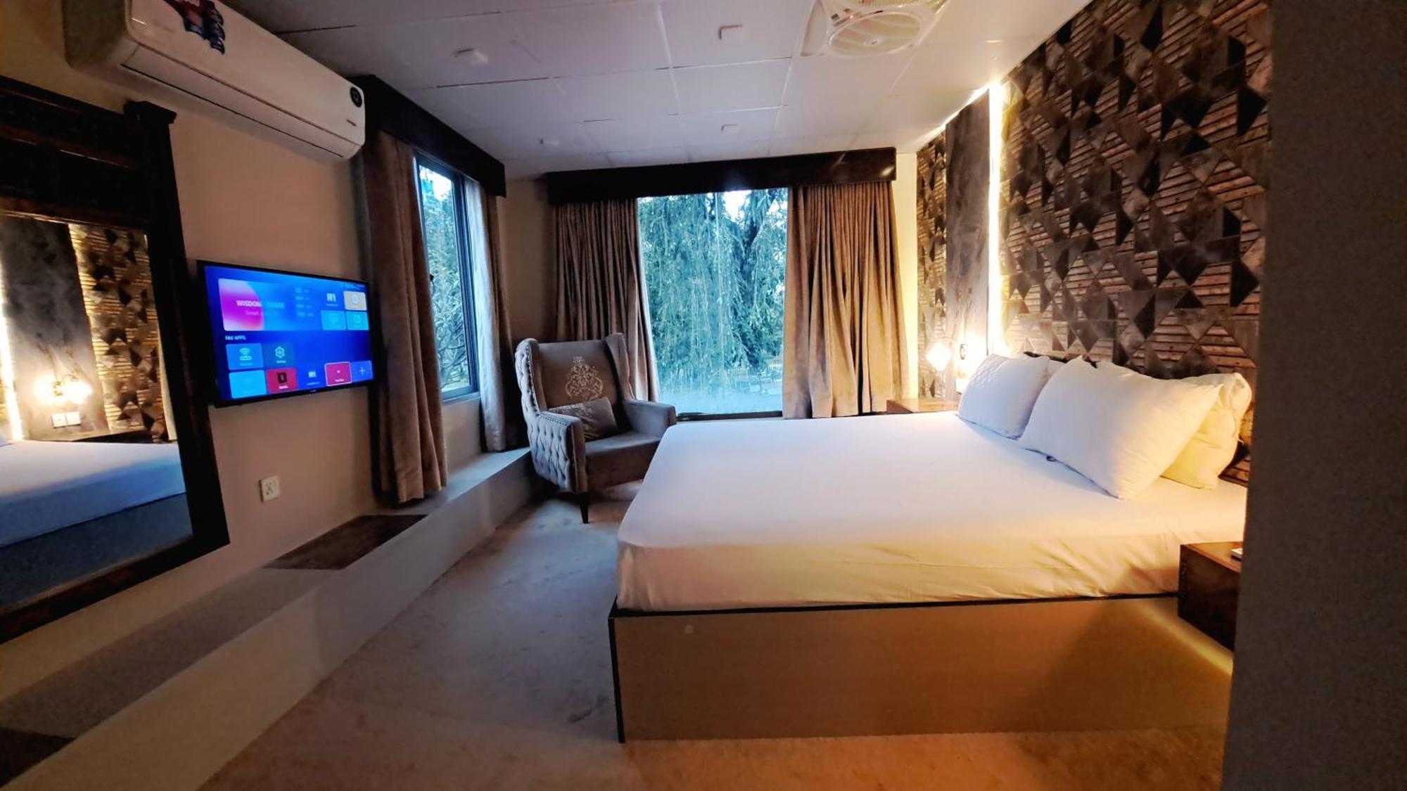 The Life Style Lodges Opp Centaurus Mall Исламабад Екстериор снимка