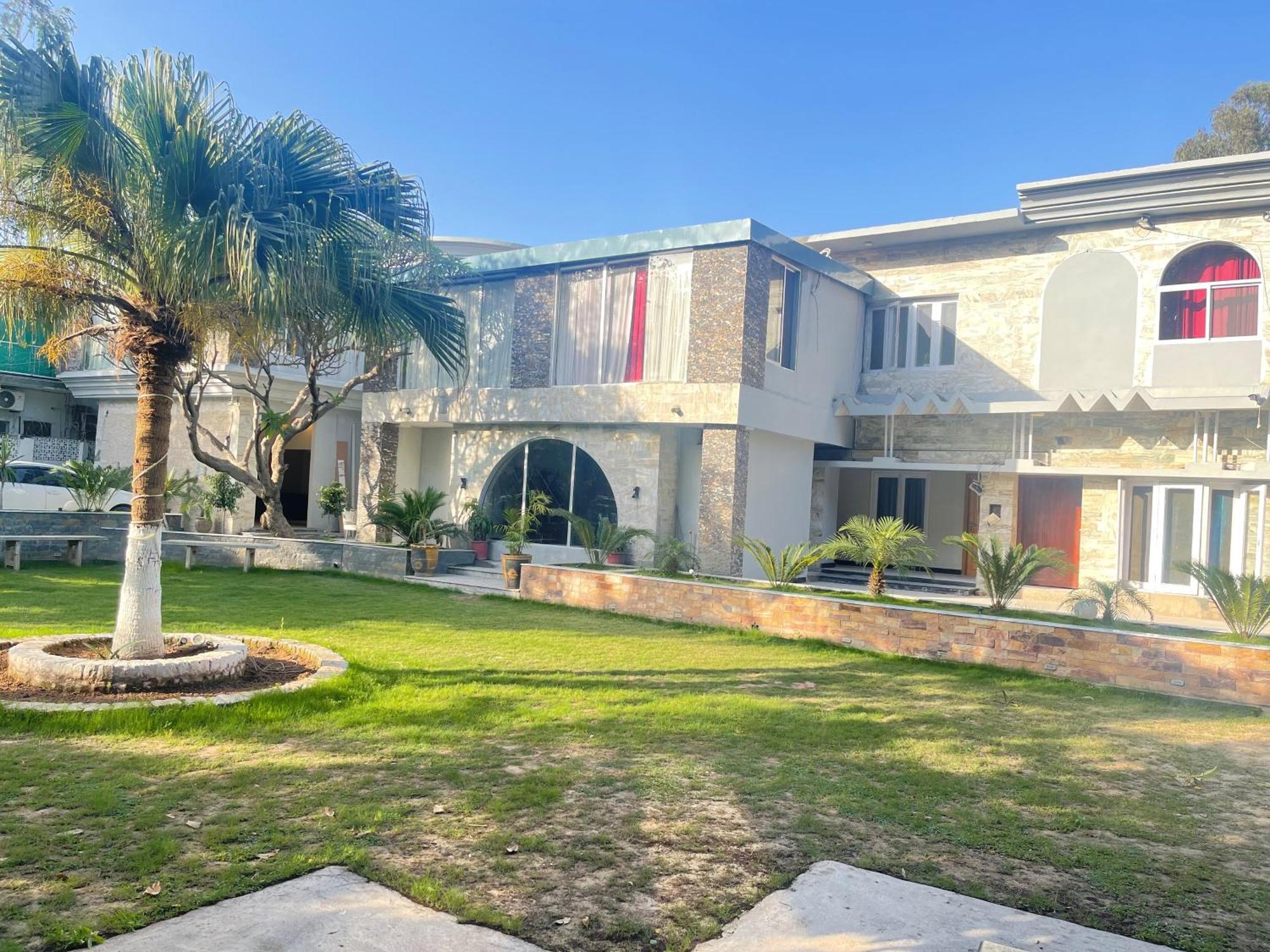 The Life Style Lodges Opp Centaurus Mall Исламабад Екстериор снимка