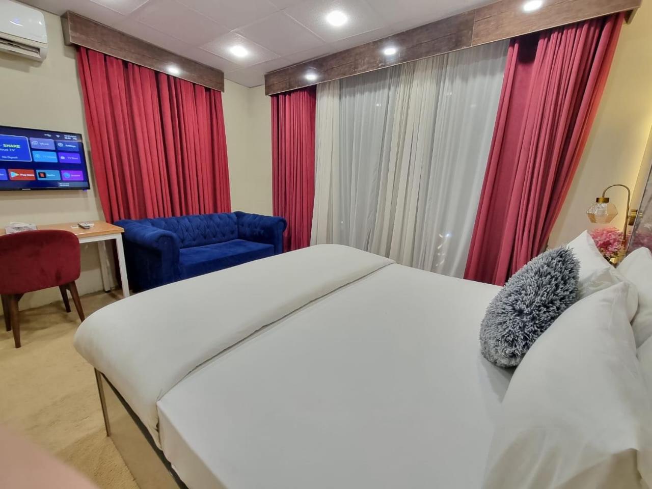 The Life Style Lodges Opp Centaurus Mall Исламабад Екстериор снимка