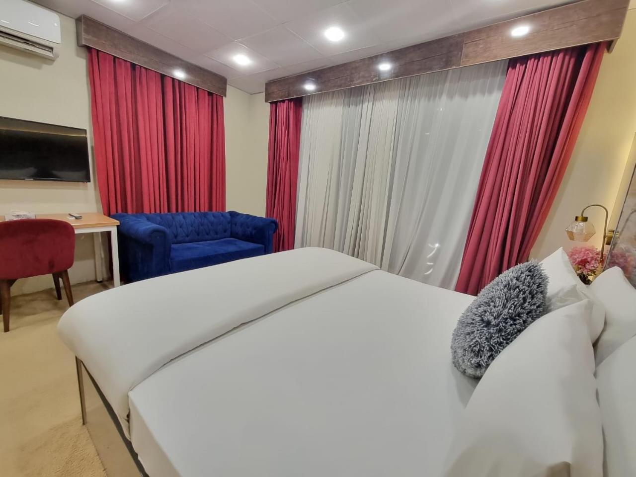 The Life Style Lodges Opp Centaurus Mall Исламабад Екстериор снимка