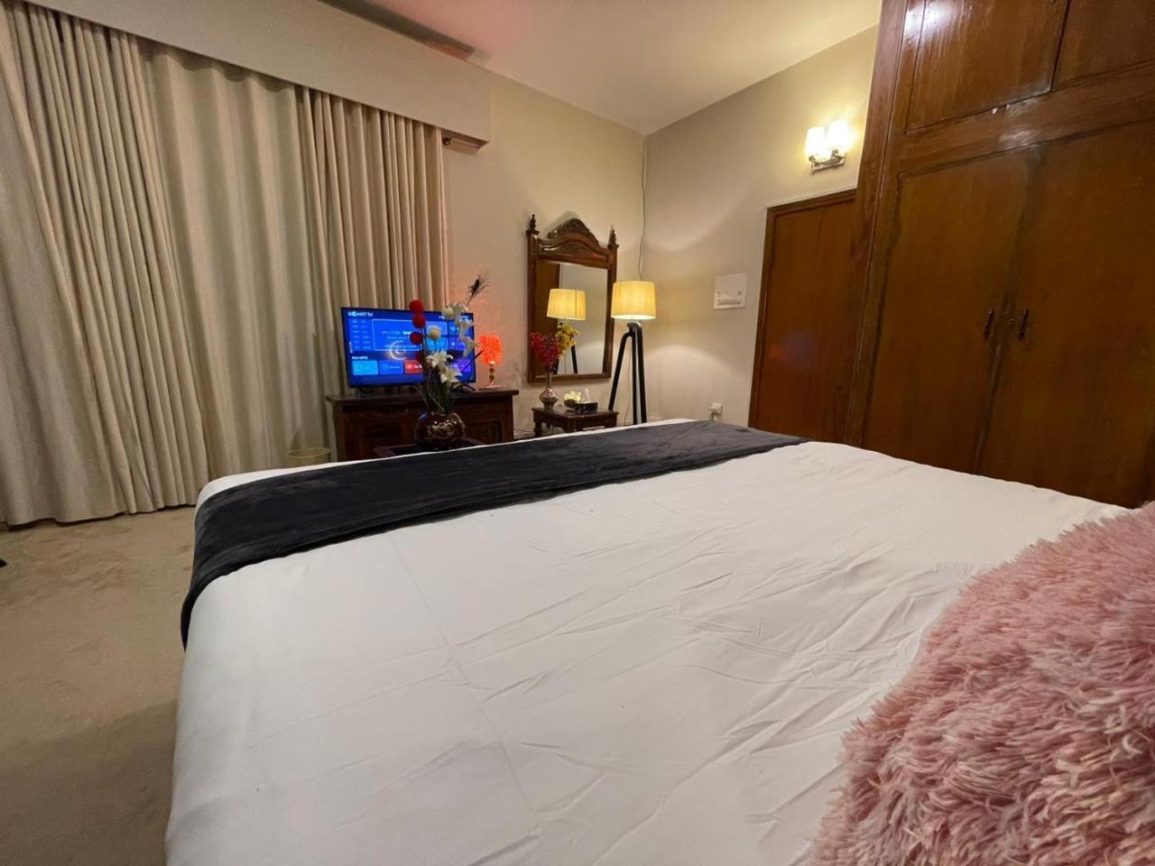 The Life Style Lodges Opp Centaurus Mall Исламабад Екстериор снимка