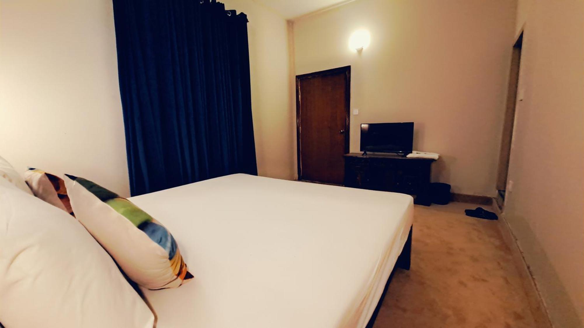 The Life Style Lodges Opp Centaurus Mall Исламабад Екстериор снимка