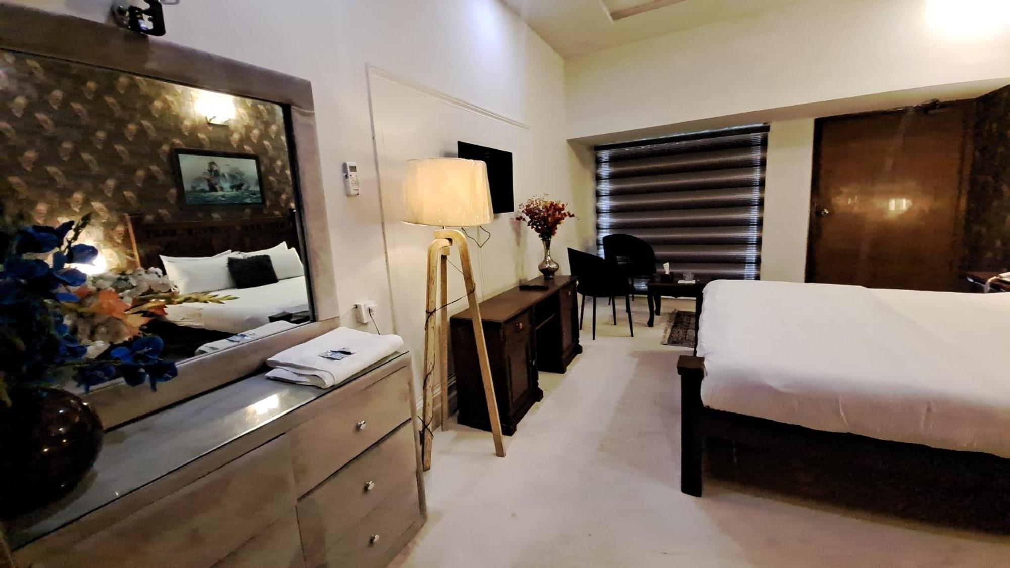 The Life Style Lodges Opp Centaurus Mall Исламабад Екстериор снимка