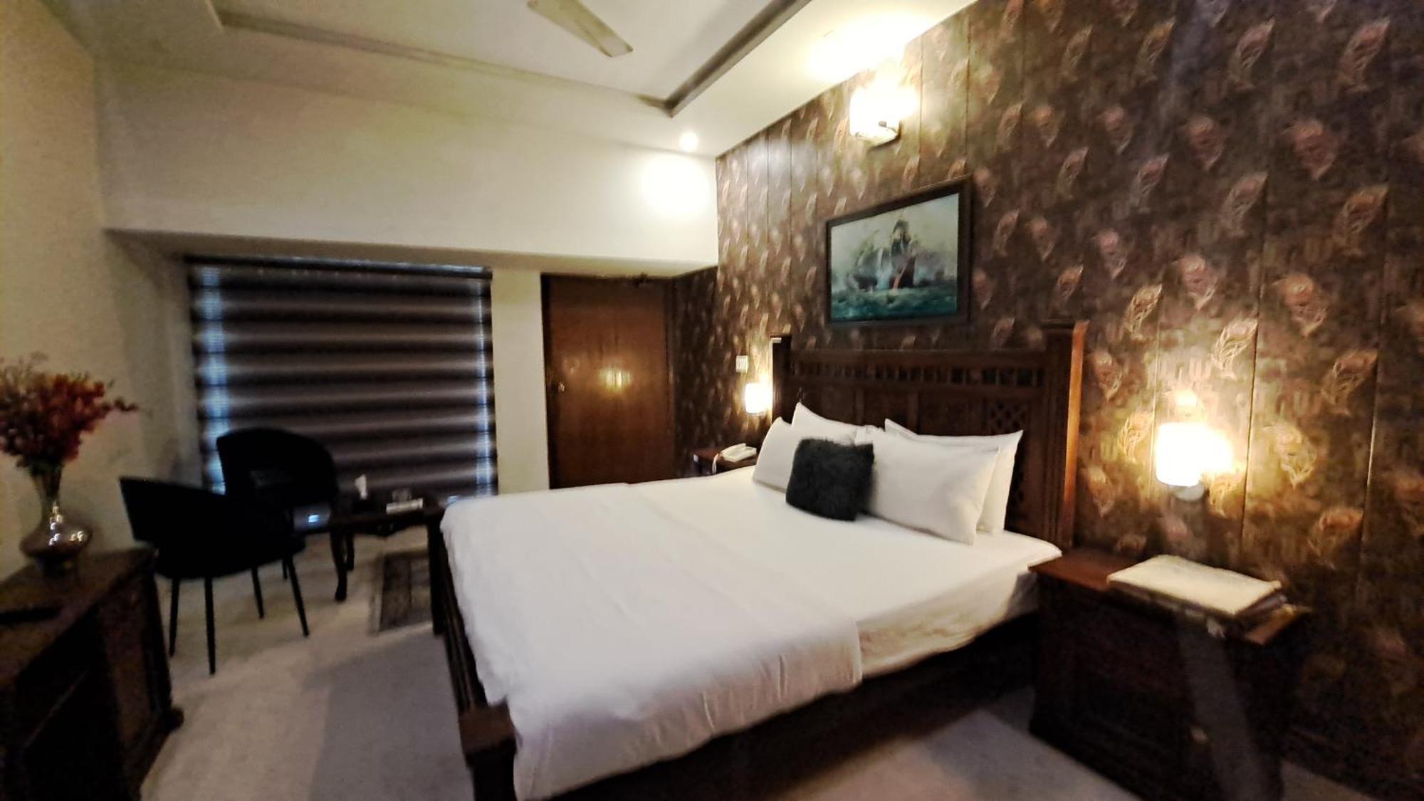 The Life Style Lodges Opp Centaurus Mall Исламабад Екстериор снимка