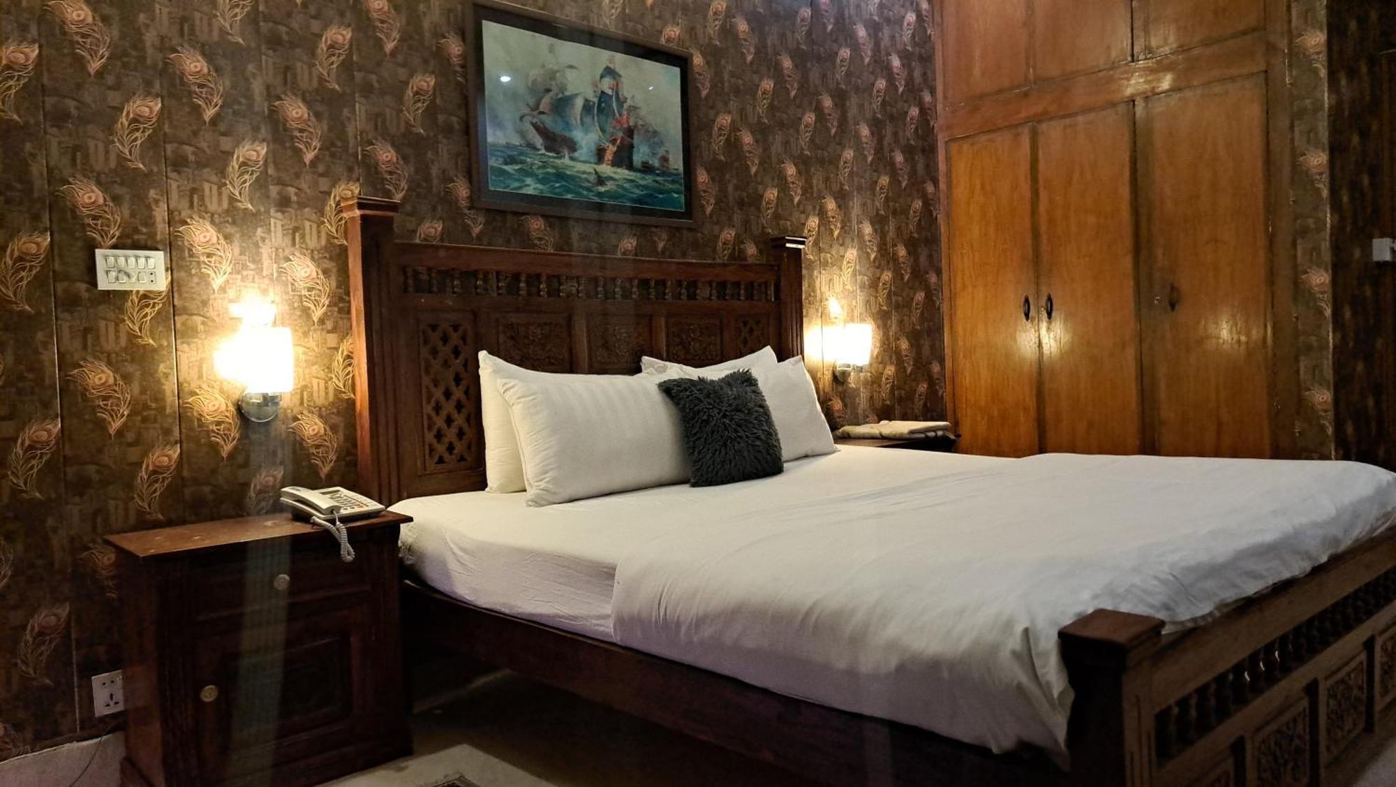 The Life Style Lodges Opp Centaurus Mall Исламабад Екстериор снимка