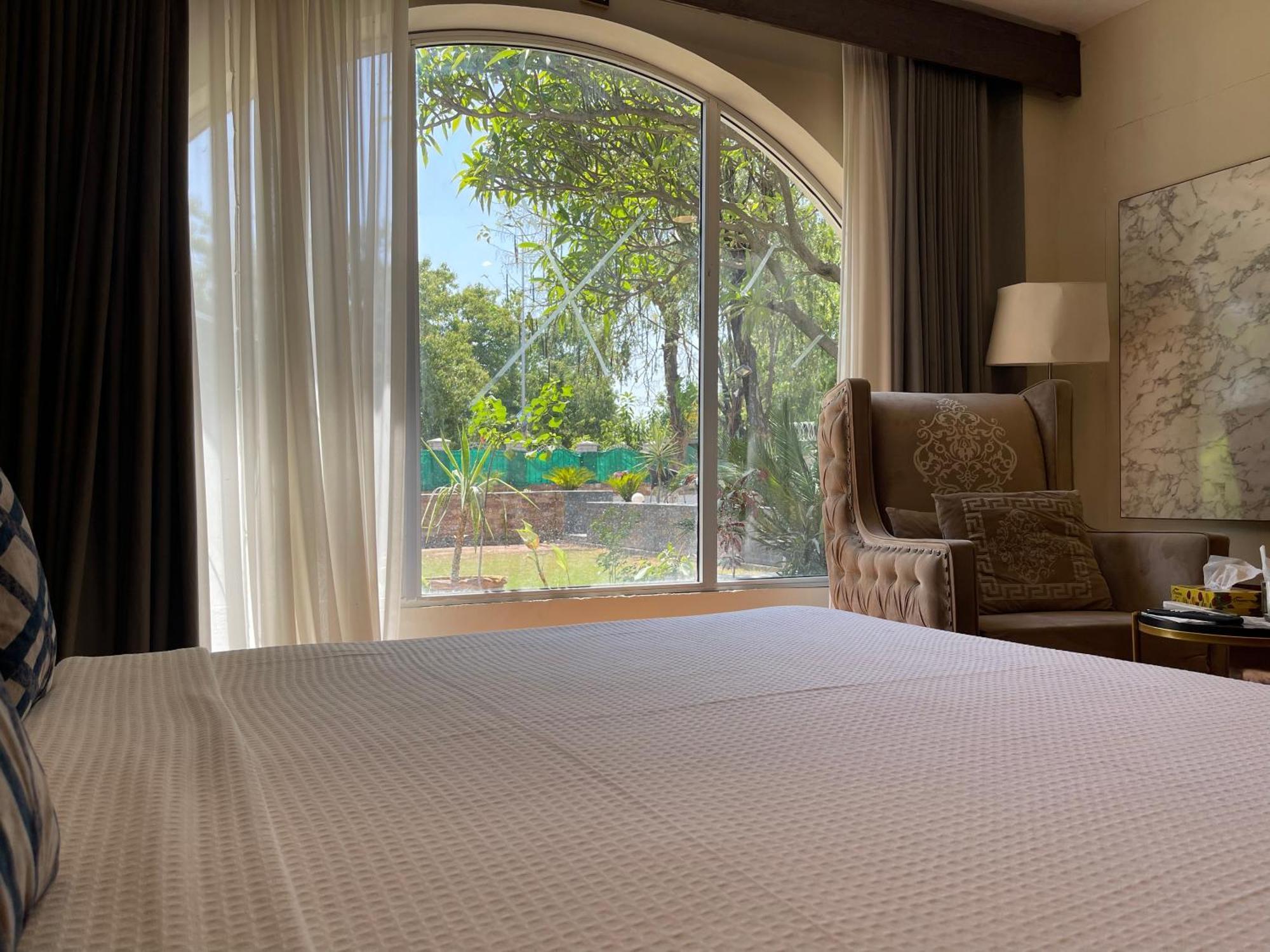 The Life Style Lodges Opp Centaurus Mall Исламабад Екстериор снимка