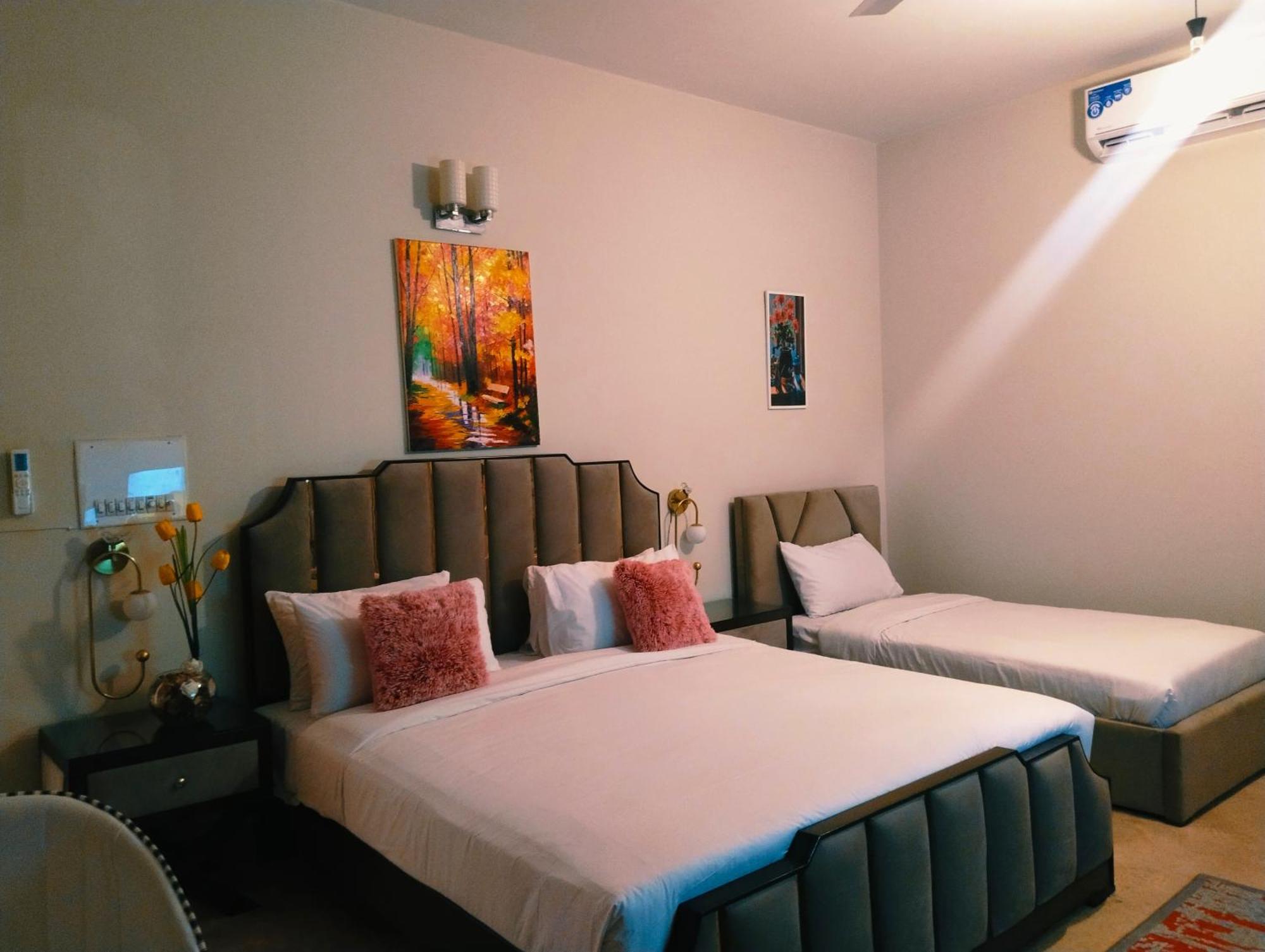 The Life Style Lodges Opp Centaurus Mall Исламабад Стая снимка