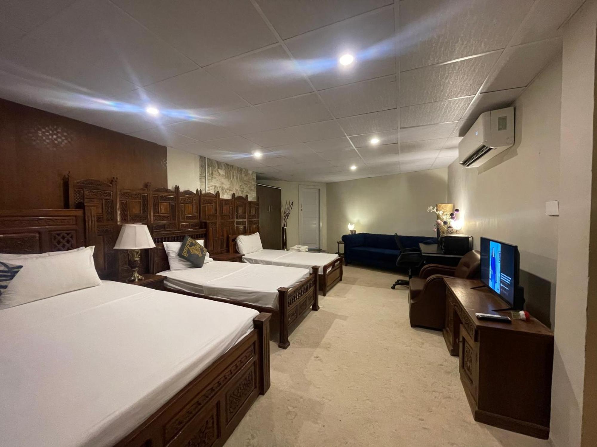The Life Style Lodges Opp Centaurus Mall Исламабад Екстериор снимка